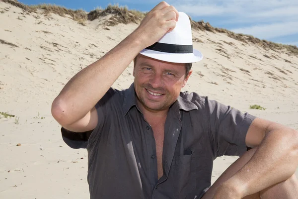 Uomo felice ridere e rilassarsi sulla spiaggia . — Foto Stock