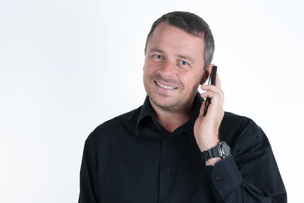 Hombre alegre mostrando el teléfono móvil — Foto de Stock