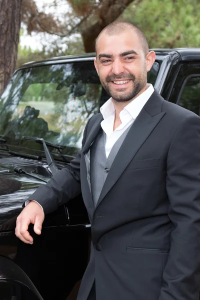 Hombre guapo en el fondo del coche —  Fotos de Stock