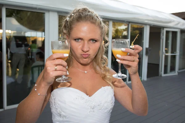 Nevěsta je drží dvě sklenice punče Orange — Stock fotografie