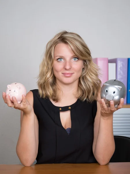 Vrouwen houden van roze piggy bank geïsoleerd op witte achtergrond. — Stockfoto