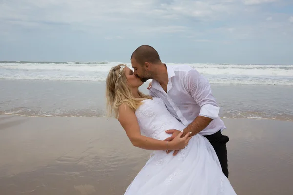 Casal de casamento apaixonado — Fotografia de Stock