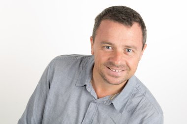 Kameraya bakarak mavi gömlekli adam yakışıklı iş
