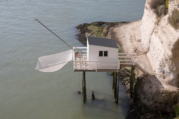 Fisherman's ahşap kulübe'nın güney batısında Fransa, Royan ve Meschers-sur-Gironde yakınındaki deniz tarafından — Stok fotoğraf