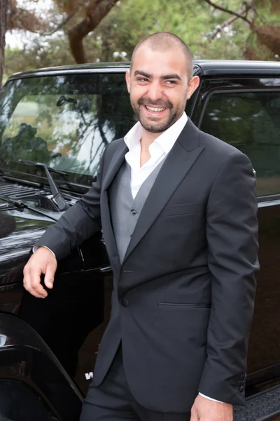 Hombre guapo con coche —  Fotos de Stock