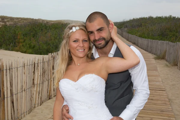 Feliz y una encantadora pareja de boda — Foto de Stock