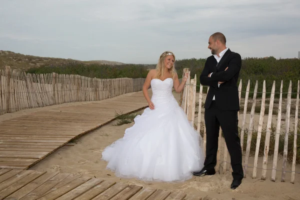 Feliz y una encantadora pareja de boda —  Fotos de Stock