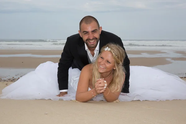 Feliz y una encantadora pareja de boda — Foto de Stock