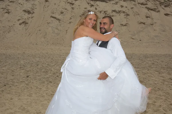 Feliz e um lindo casal de casamentos — Fotografia de Stock