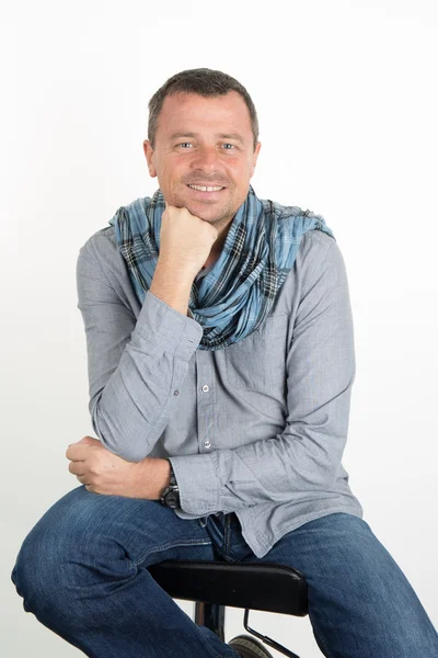 Hombre de negocios guapo en camisa azul mirando a la cámara —  Fotos de Stock