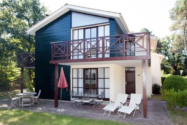 Prachtige moderne woning met tuin — Stockfoto