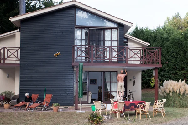 Bela casa moderna com jardim — Fotografia de Stock