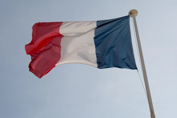Французский флаг против голубого облачного неба . — стоковое фото