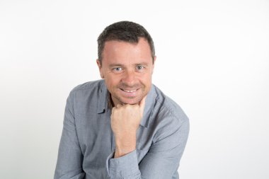 Mavi gömlekli kamera ayakta beyaz arka plan bakarak iş adamı