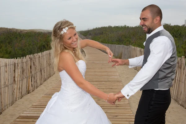 Charmig och kärleksfull bröllop par — Stockfoto