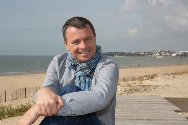 Homme heureux sur la plage avec chemise bleue — Photo