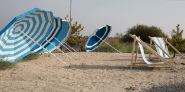 Renkli şemsiyeler lounge koltukları