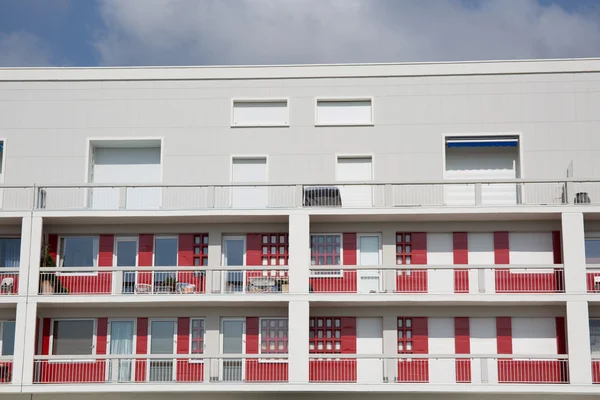 Vista de bloque moderno de pisos de nueva construcción bajo el cielo azul — Foto de Stock