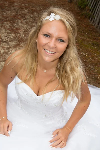 Blond woman smiling looking at camera — Stock Photo, Image