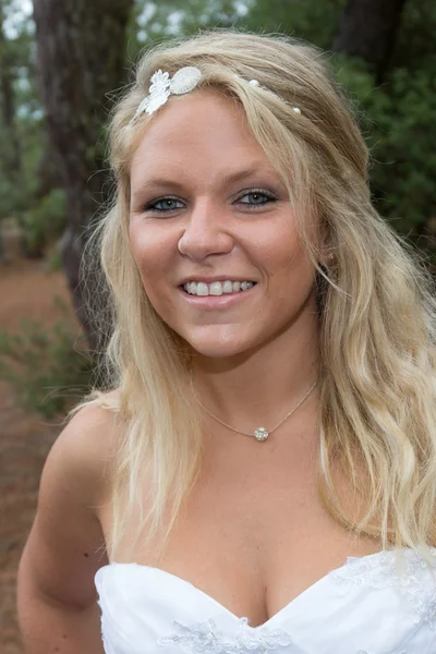 Blonďatá žena s úsměvem, při pohledu na fotoaparát — Stock fotografie