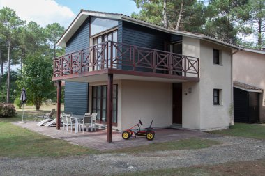 ağaçları ile modern ev
