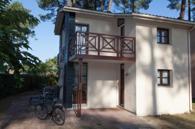 ağaçları ile modern ev