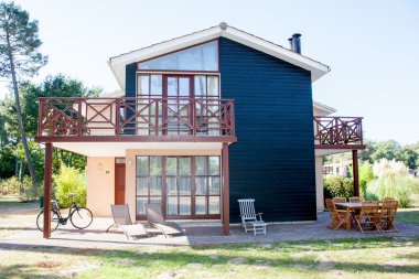ağaçları ile modern ev
