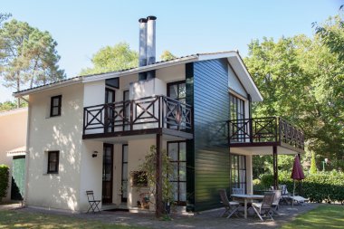 ağaçları ile modern ev