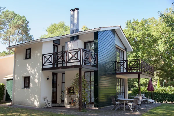 ağaçları ile modern ev