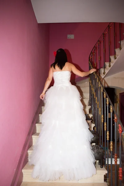 Schöne Braut im Brautkleid mit langer Schleppe — Stockfoto