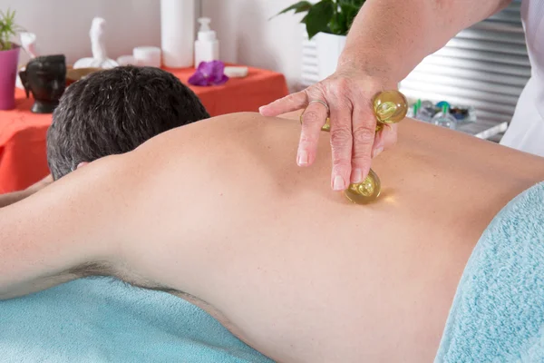 Knappe man ontvangen een professionele massage — Stockfoto