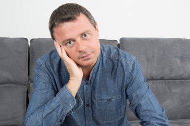 Koltukta oturan yakışıklı ve gülümseyen adam