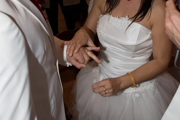 Pengantin pria dan wanita berpegangan tangan — Stok Foto