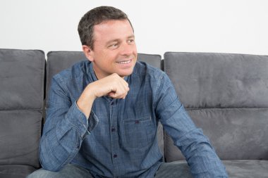 Yakışıklı ve gülümseyen bir adam