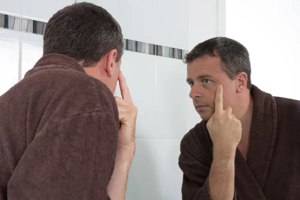 Man van middelbare leeftijd in badkamer — Stockfoto