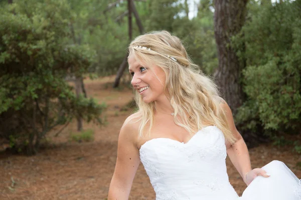 Mujer rubia feliz sonriendo — Foto de Stock