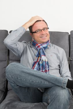 Evde onun kanepede oturan adam