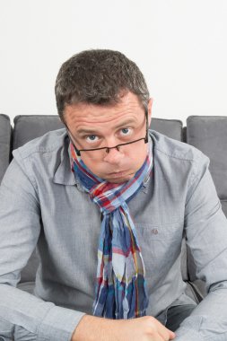 Evde onun kanepede oturan adam