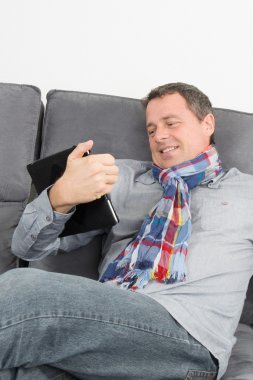 Çekici bir adam onun kanepede rahatlatıcı