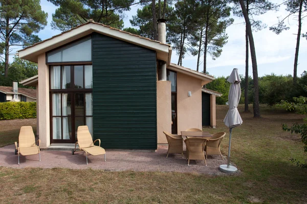 Belle et timide maison sous le ciel bleu — Photo