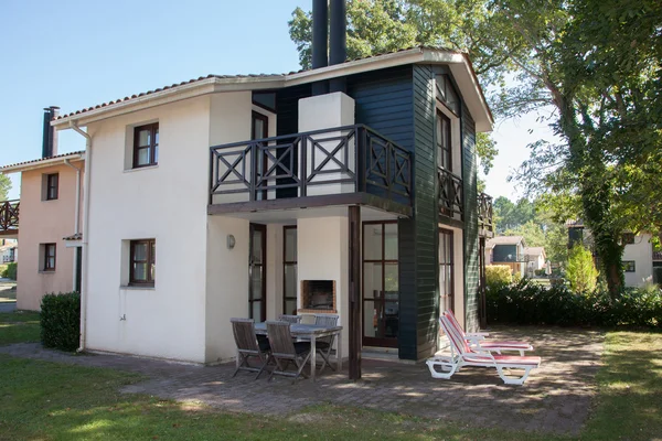 Mooie en coy huis onder de blauwe hemel — Stockfoto