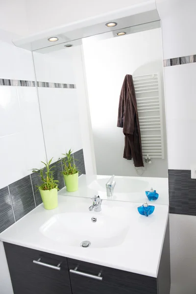 Banyo modern ve aydınlık kimse ile — Stok fotoğraf