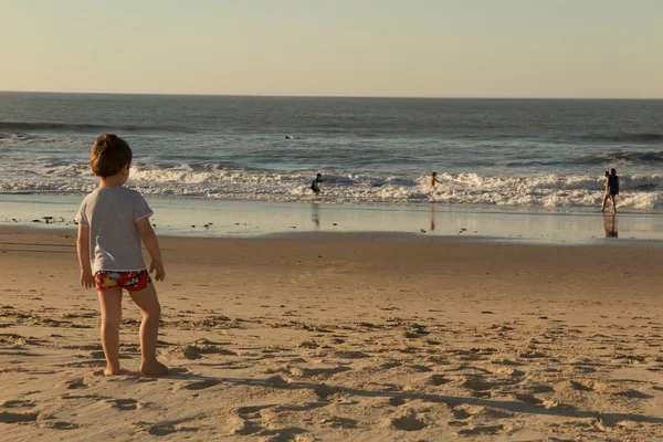 소년, 3 세는 바다를 보고 — 스톡 사진