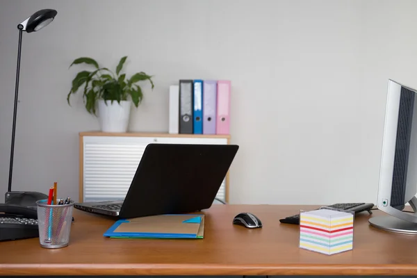 Wnętrze nowoczesne biuro jasne i czyste z laptopa — Zdjęcie stockowe