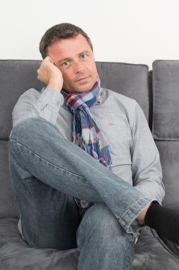 Adam kameraya bakıyor.