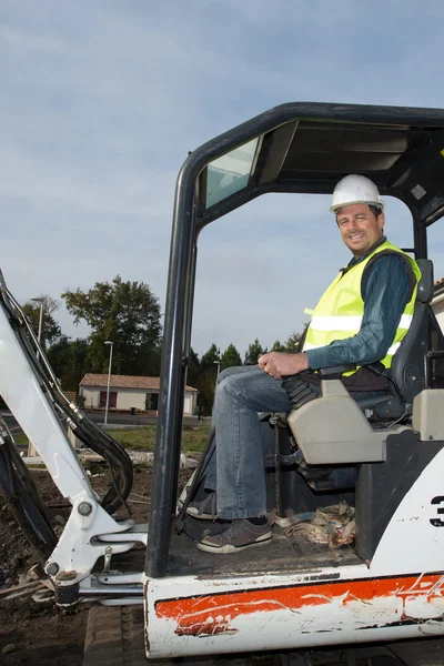 Man arbetstagaren arbetar en kran — Stockfoto