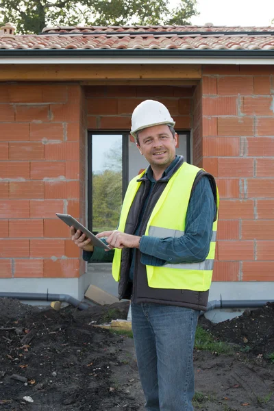 Arkitekten cheking hus under uppbyggnad — Stockfoto