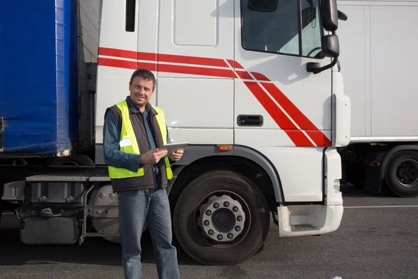 Selbstbewusster Mann steht vor Lastwagen — Stockfoto