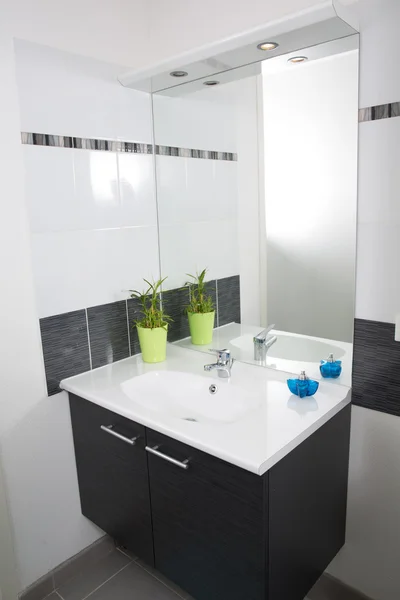 现代的和明亮的洗手间 — 图库照片