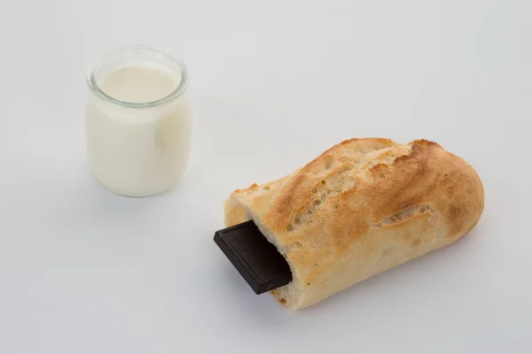 Pausa francesa, baguete com chocolate e iogurte — Fotografia de Stock